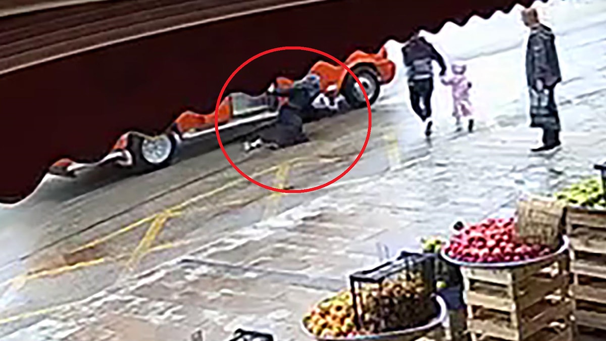 Kapısı açık minibüsten düştü