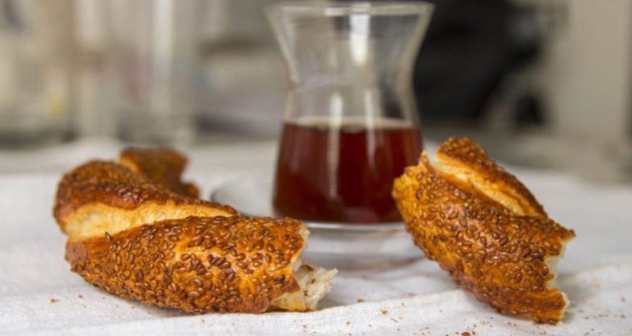 Çay ve simit gazeteci kahvaltısı.. Gerçi ıstakoz yiyen de var..