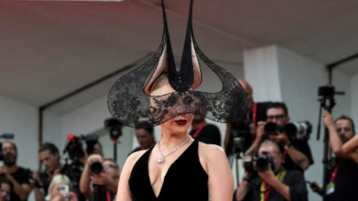 8 karatlık devasa nişan yüzüğü dikkat çekti… Lady Gaga 81. Venedik Film Festivali’ne damgasını vurdu