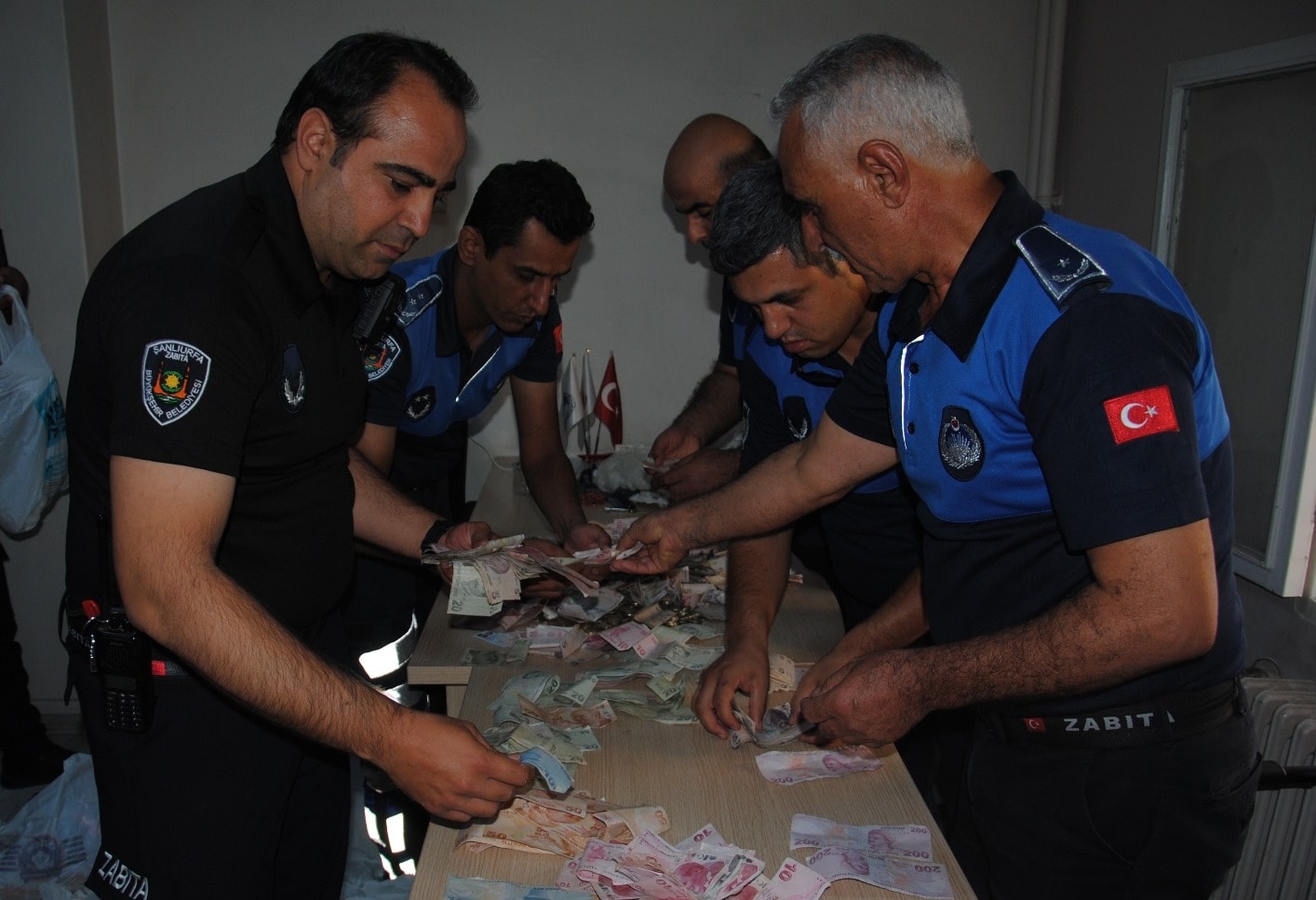 Dilenci diye yakalandı, üzerinden servet çıktı