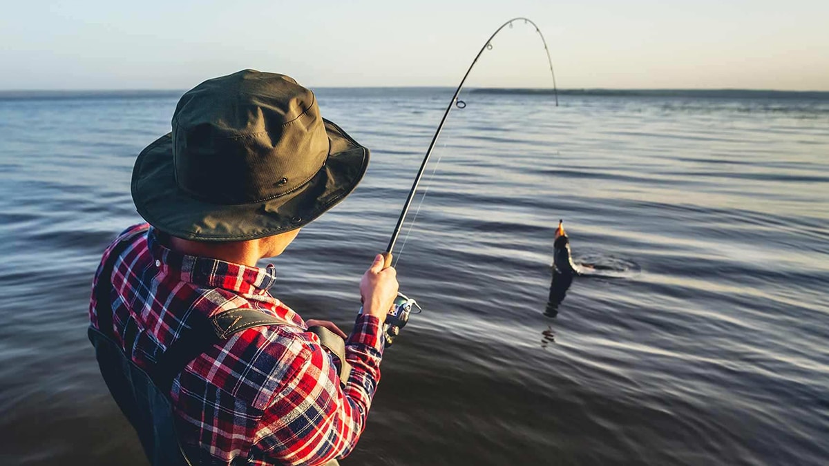 Balık tutarken elektrik akımına kapılıp öldü