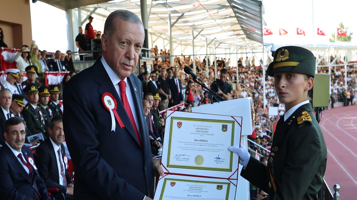 Teğmen Ebru Eroğlu kimdir, aslen nereli? Kara Harp Okulu dönem birincisi Ebru Eroğlu kaç yaşında?