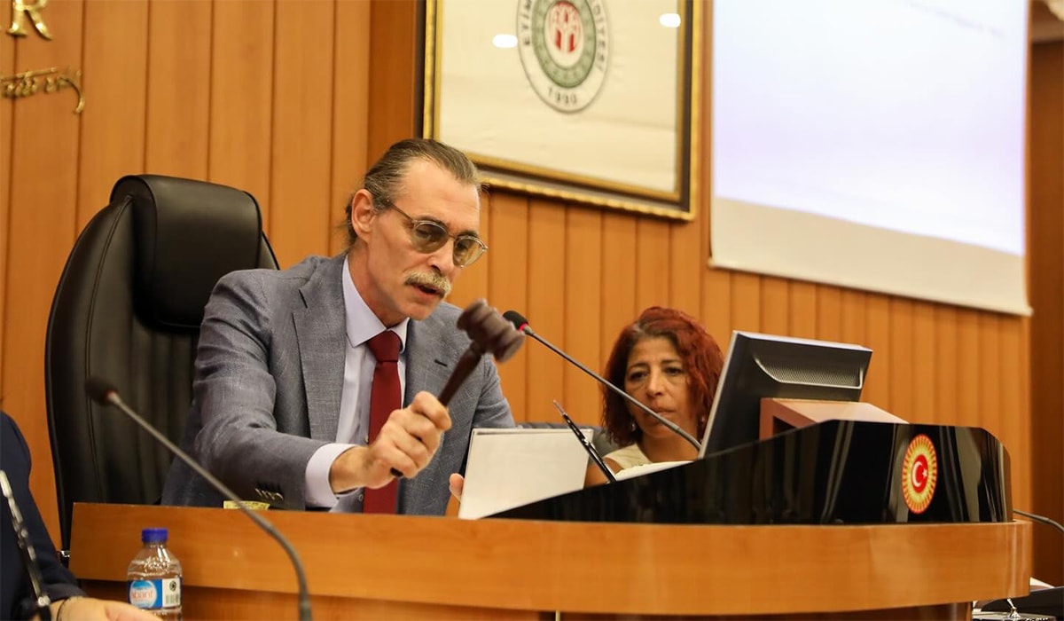 Erdal Beşikçioğlu ifşa etti: Eski başkan 61 akrabasını işe aldı