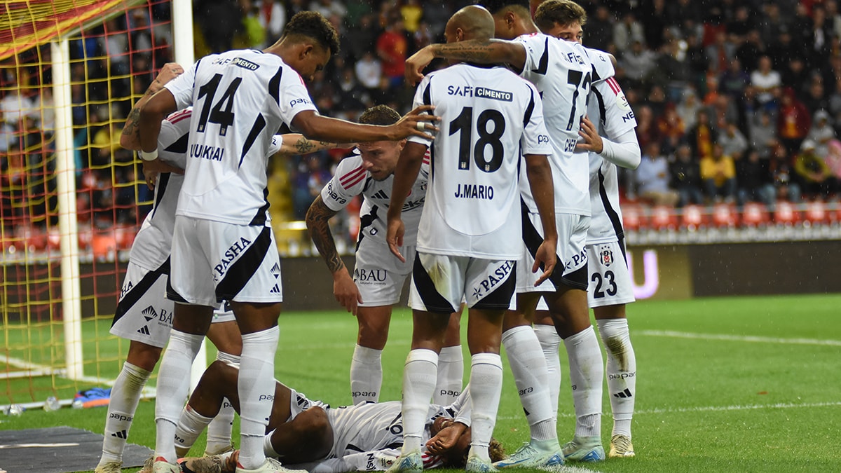 Beşiktaş'a şok! Gedson  golünü attı, sakatlandı