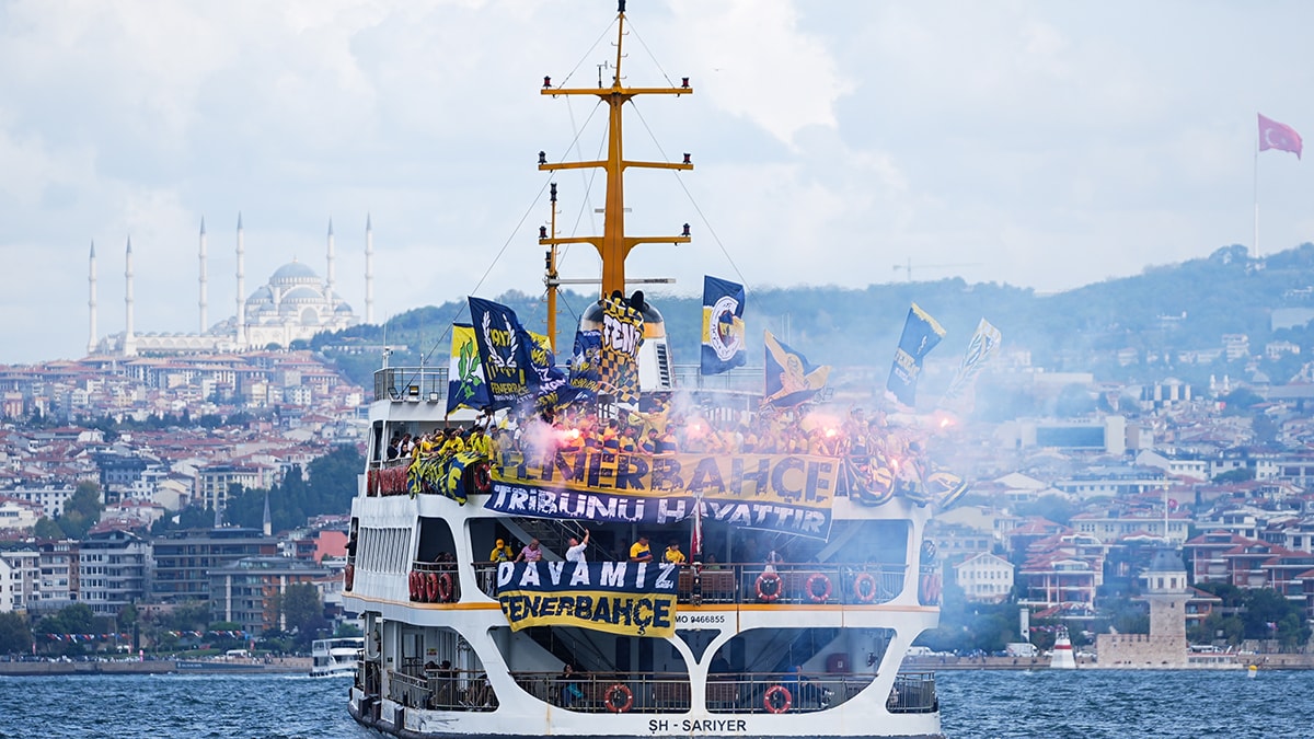 Fenerbahçe-Galatasaray derbisine saatler kala İstanbul’da derbi atmosferi