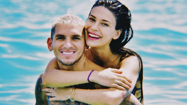 Devrim Özkan havuzda Lucas Torreira'nın sırtına çıktı