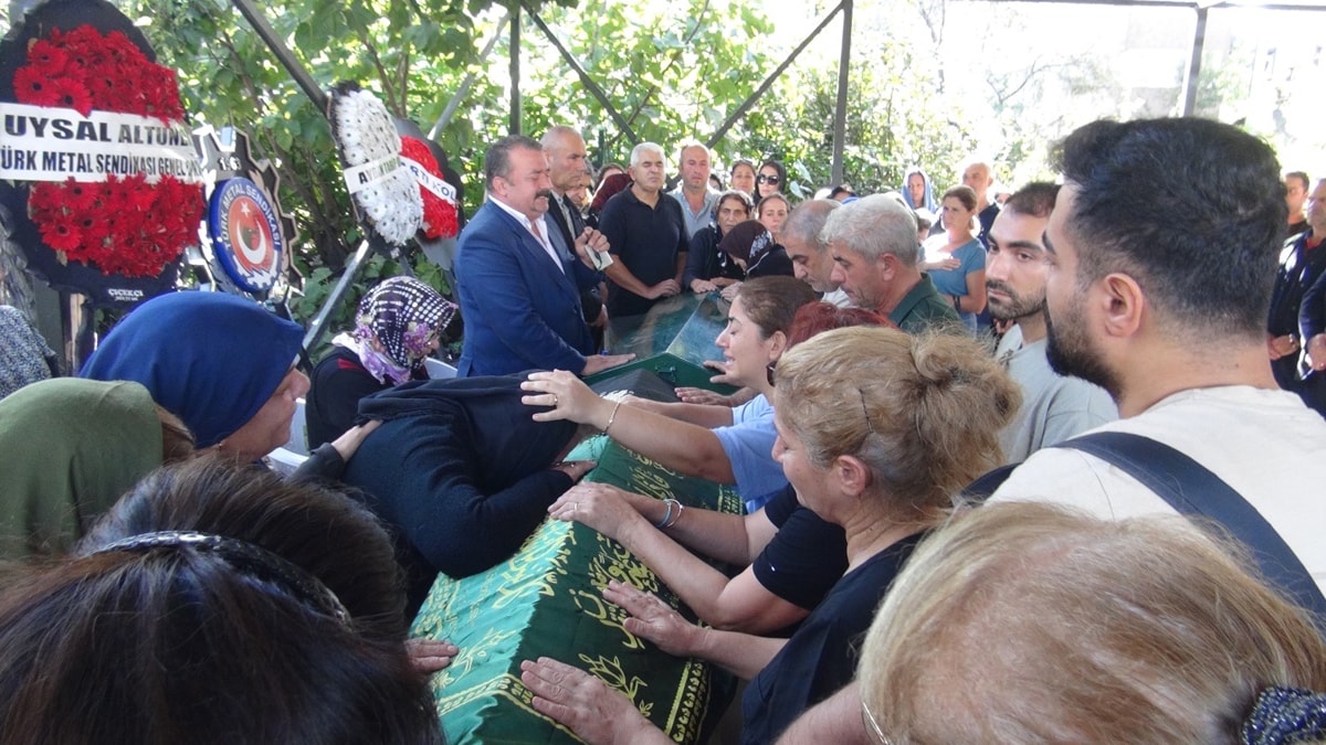 Kızlarının üniversite kaydını yaptırmaya giderken kazada ölen çift, toprağa verildi