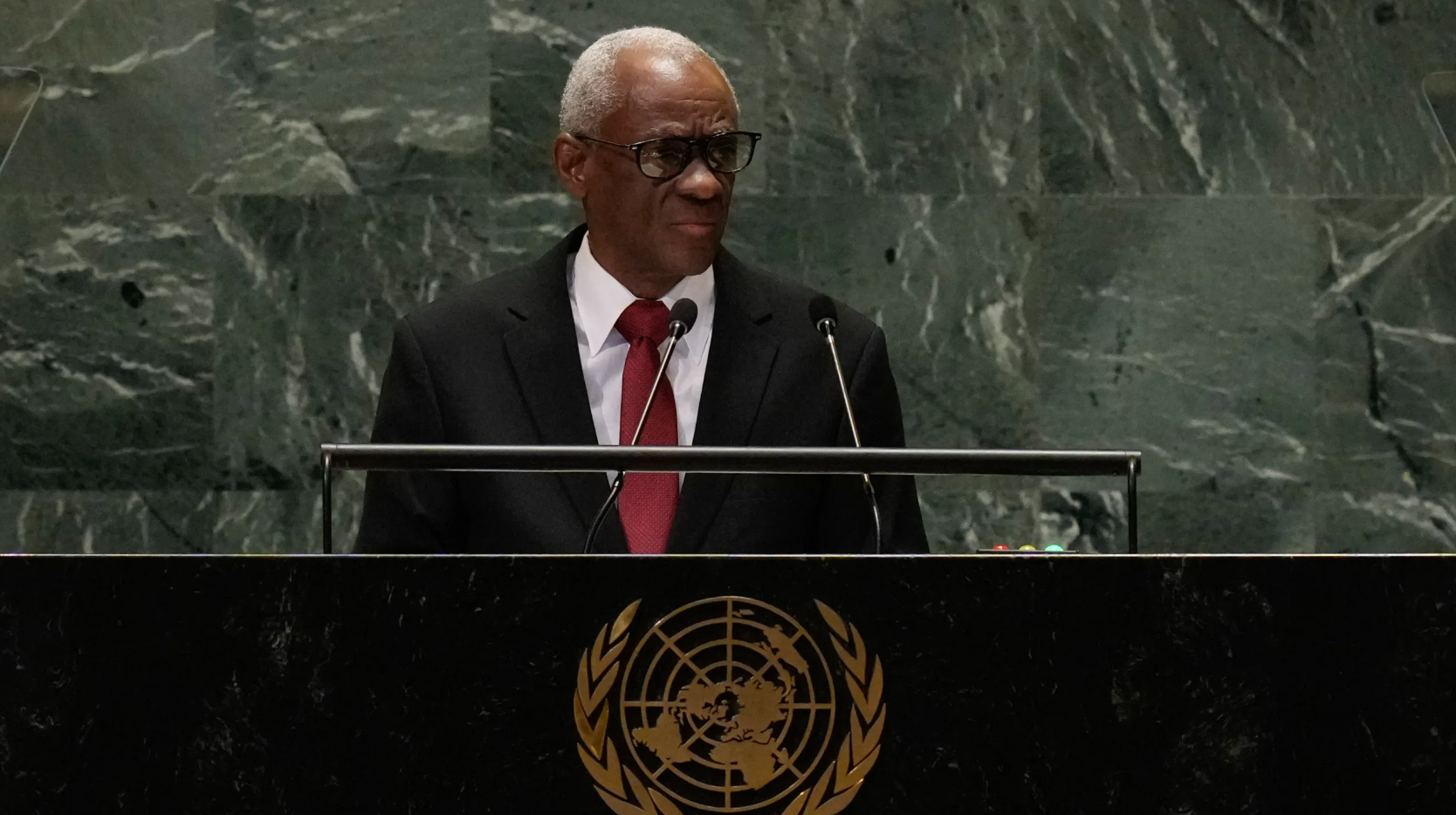 Heyecandan ağzı kuruyan Haiti Geçiş Konseyi Başkanı, BM'nin ortasında sürahiyi kafasına dikti