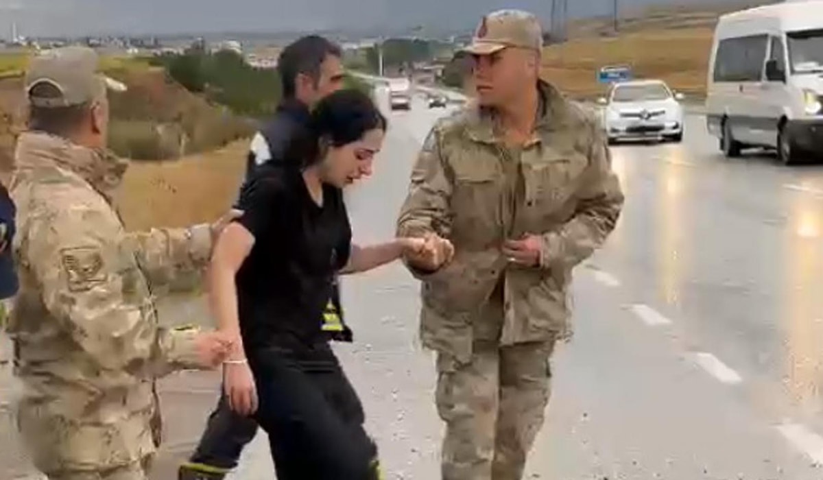 Anne-baba öldü, kızları yüzerek kurtuldu