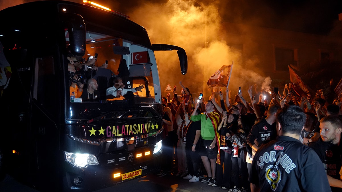 Fenerbahçe'yi yenen Galatasaray, Florya’da sevgi seliyle karşılandı