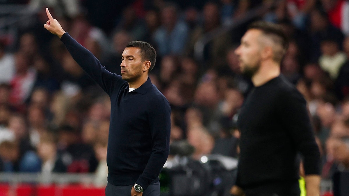 Ajax-Beşiktaş maçında skandal tezahürat: Van Bronckhorst’a "hamamböceği"