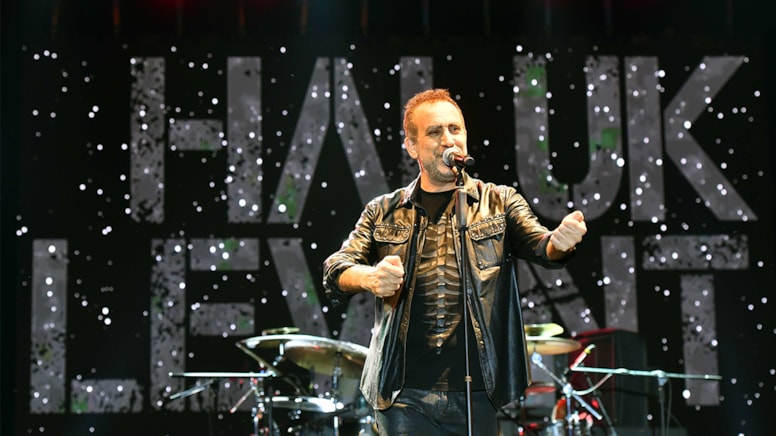 Haluk Levent sosyal medyadan duyurdu: Film oluyor