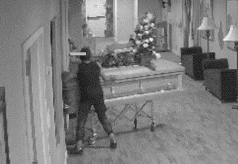 Hırsız kadın, tabutu içinde cesetle çaldı