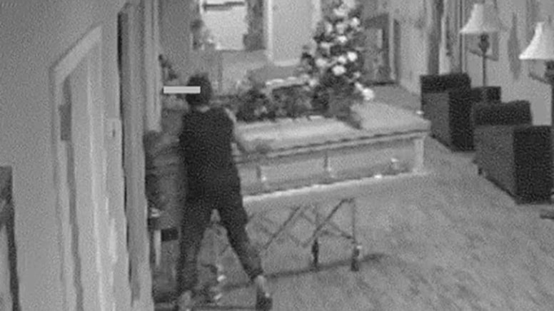 Hırsız kadın, tabutu içinde cesetle çaldı