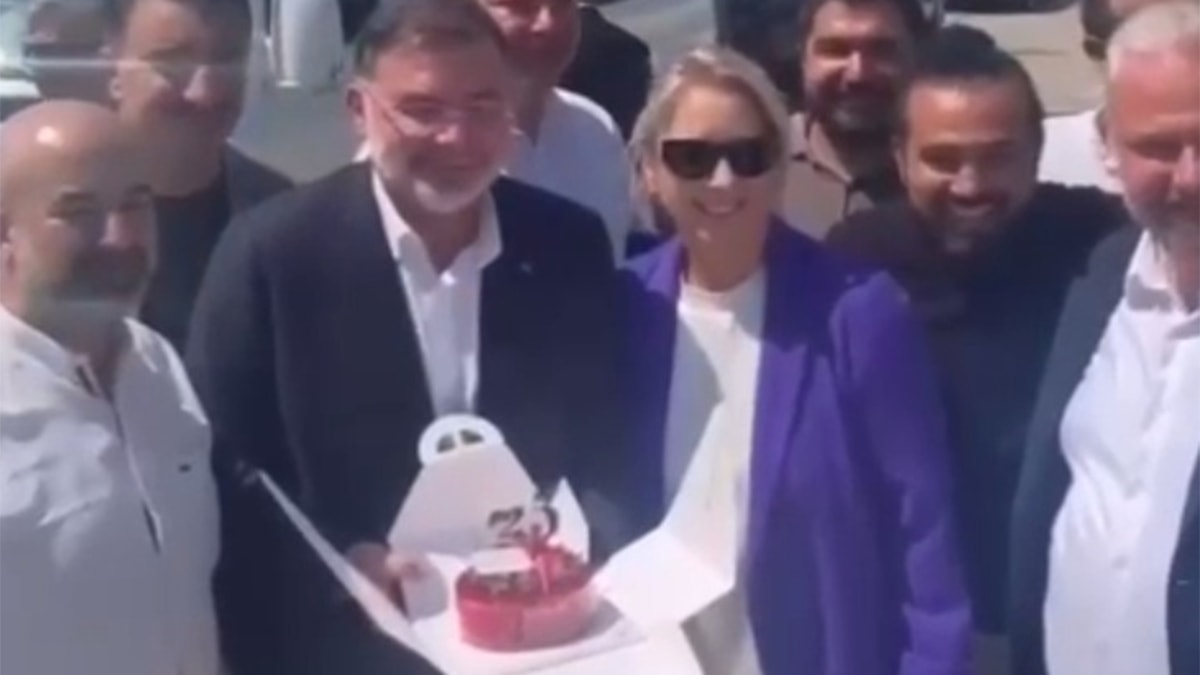 AKP heyeti İzmir Körfezi için toplandı, vekilin doğum gününü kutladı