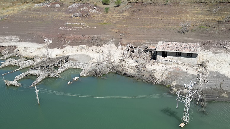 Barajdaki su seviyesi düştü, köy ortaya çıktı