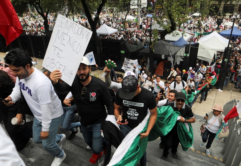 Meksika'da yargı krizi: Protestocular meclis binasını bastı
