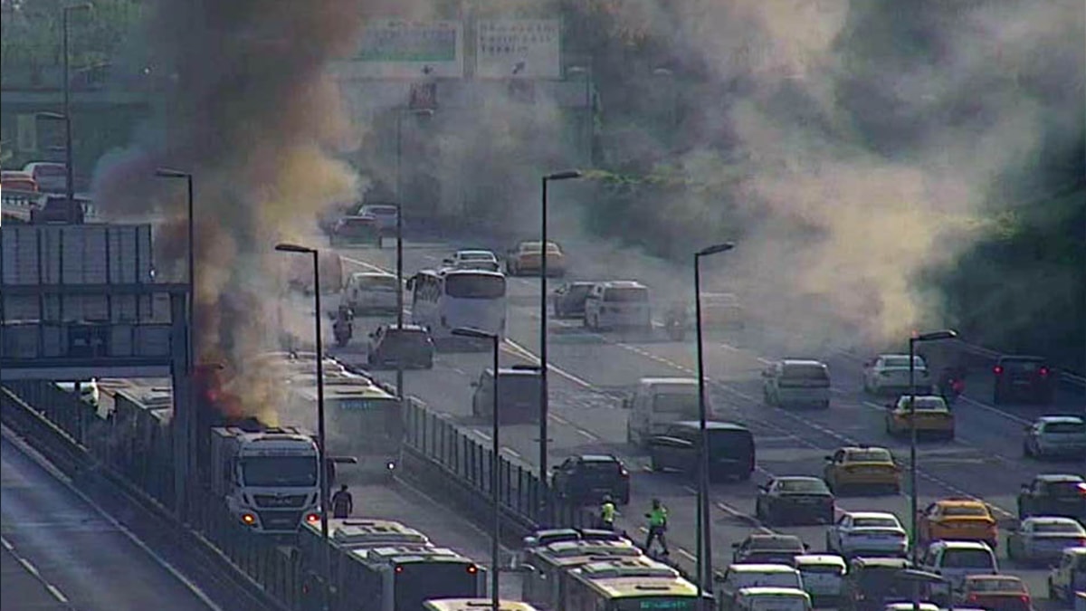 Son dakika: İstanbul'da metrobüs yandı