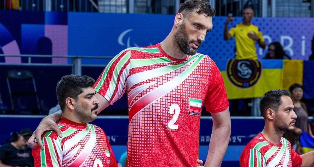 Dünyanın en uzun ikinci adamı Mehrzad, Paris'te yerde uyuyor