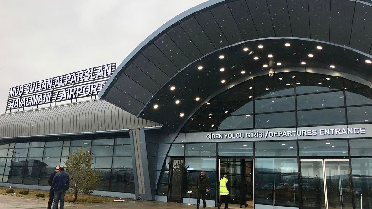 Havalimanında yıldırım düştü, pist kullanıma kapatıldı