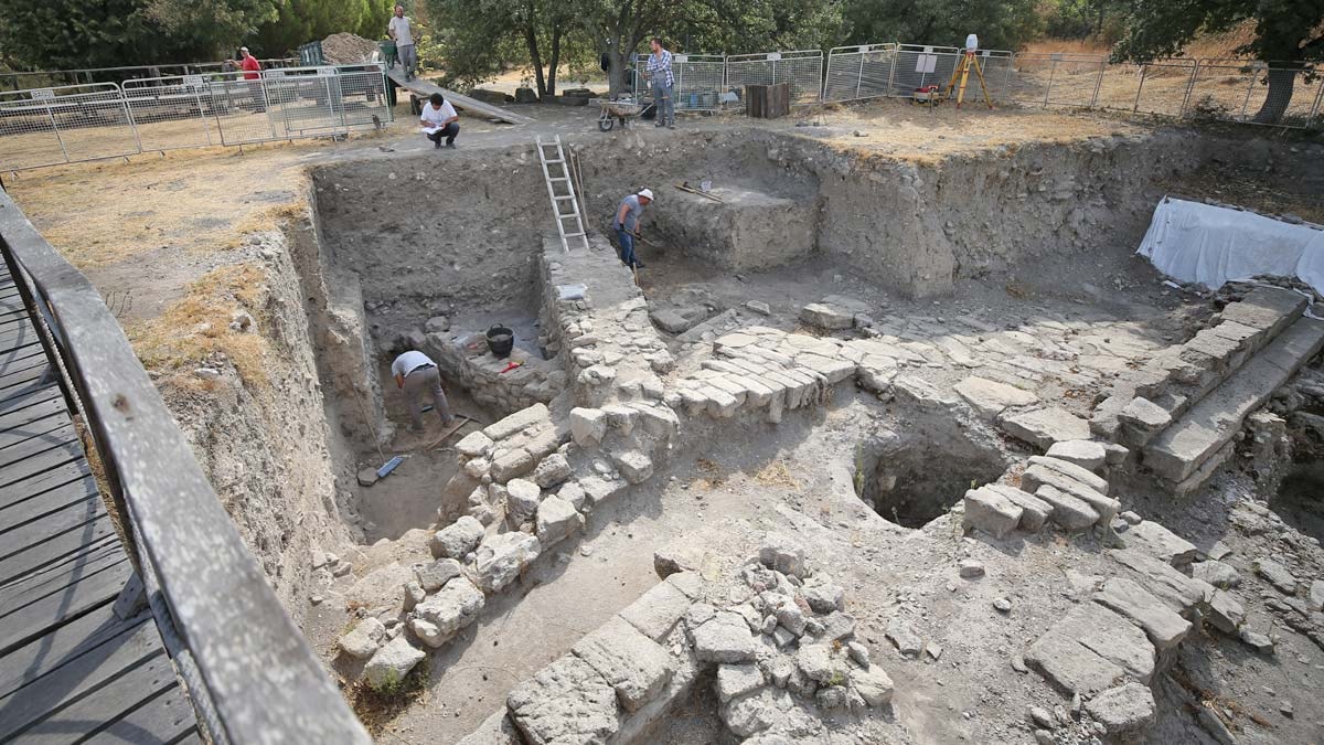 Çanakkale'de tarihi keşif: 3 bin 500 yıllık ok ucu ve aşık kemiği bulundu
