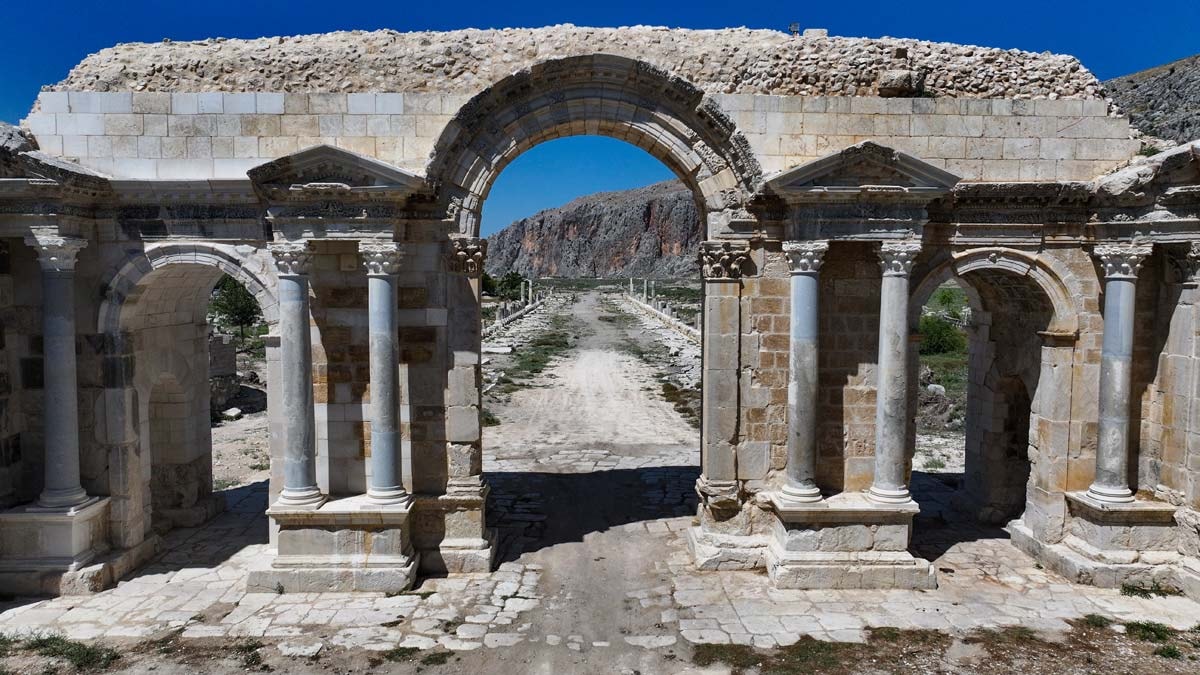 Anavarza Antik Kenti'nde yeni keşifler: Kazı alanı 9 noktada genişliyor