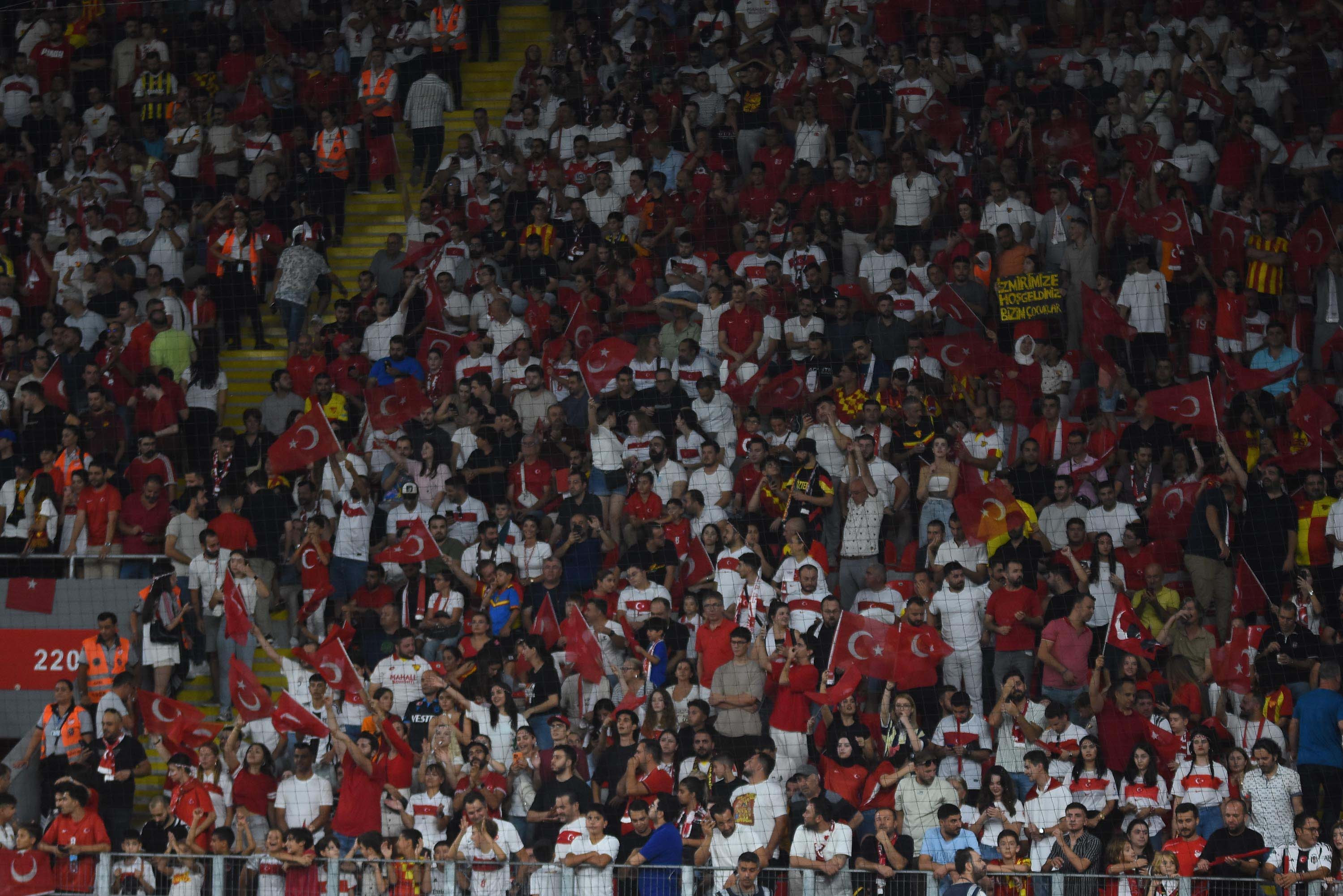 Türkiye İzlanda maçında Narin Güran unutulmadı