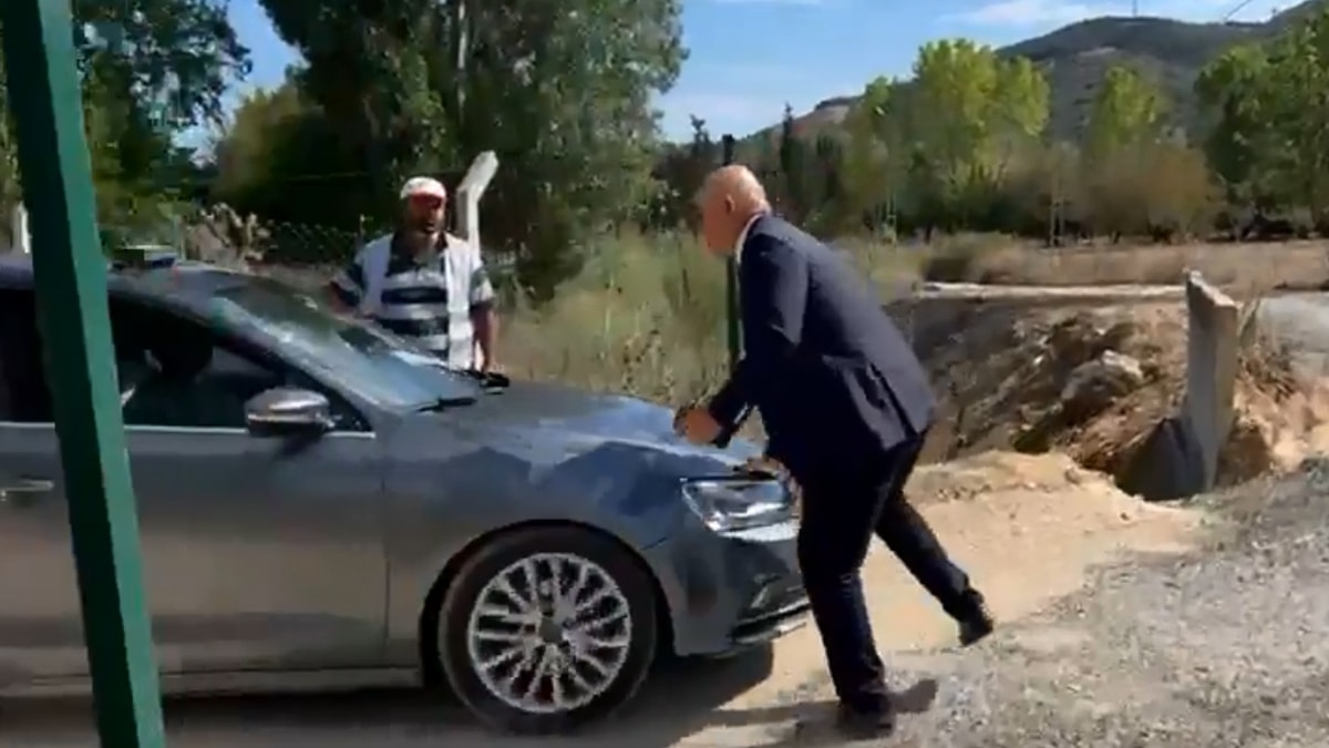 CHP milletvekilinin üzerine emniyet aracı sürüldü