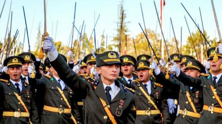 AKP'li Ömer Çelik'ten teğmen açıklaması: Disiplinsizlik için soruşturma açılıyor