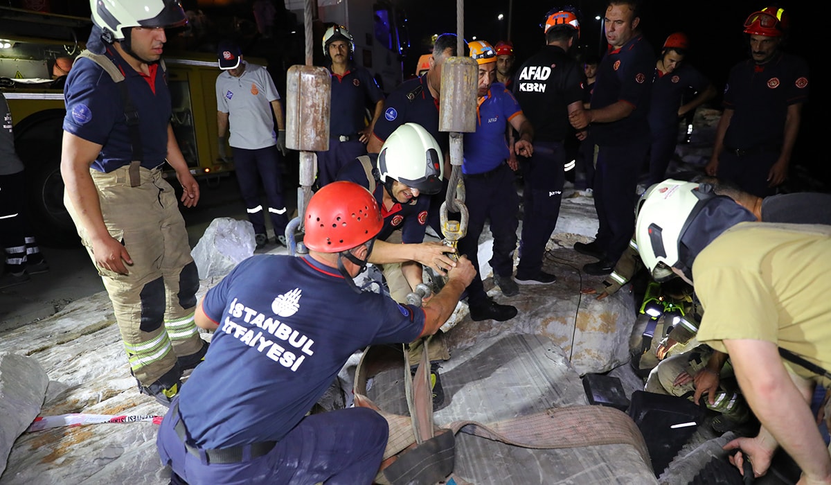 Telefonunu almaya çalışırken kayalara sıkıştı