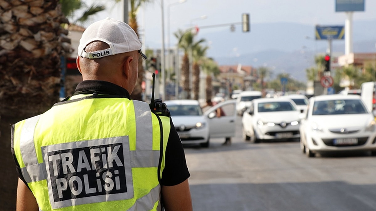 Ehliyetsiz sürücü kaçmak isterken polise çarptı