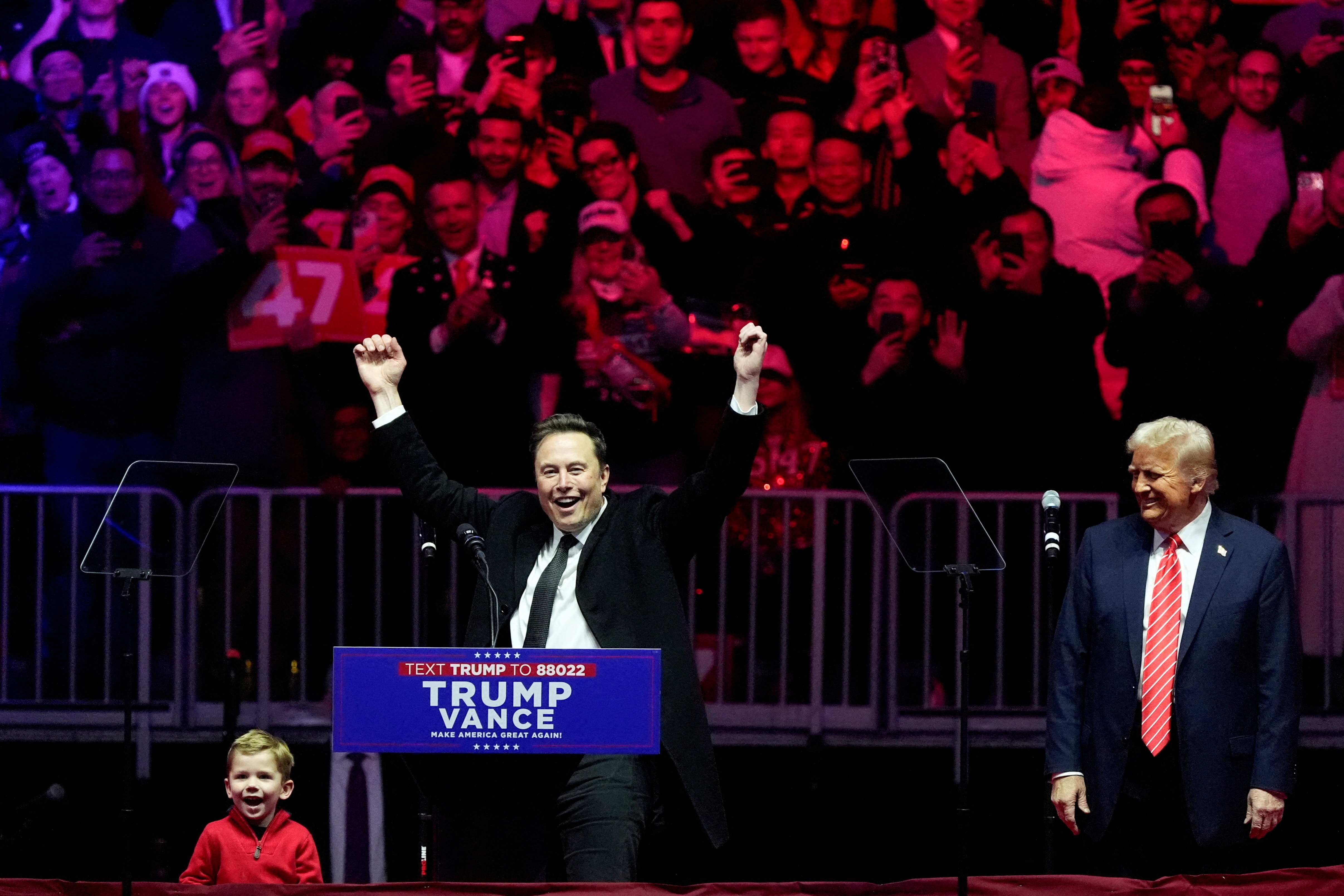 Milyarderlerin alkışlarıyla konuşan Trump, ilk gün 100'e yakın kararname imzalayacak