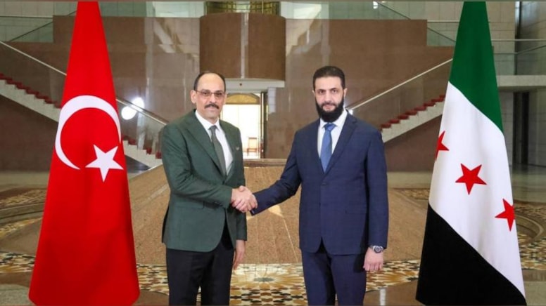 İbrahim Kalın'ın Türk Bayrağı ile pozu tartışma yarattı