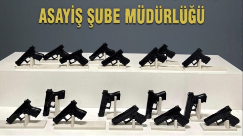 'Dur' ihtarına uymadı, kaçarken başka otomobile çarptı: Araçtan 17 ruhsatsız silah çıktı