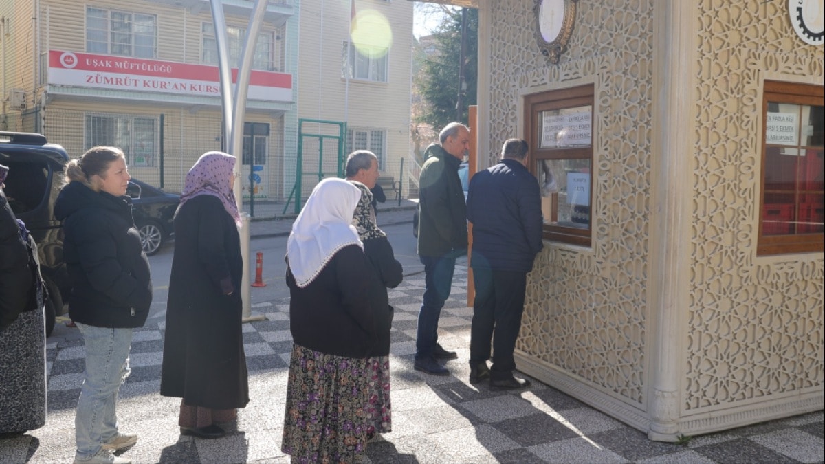 Uşak'ta Halk Ekmek noktalarında ekmek 5 TL'den satışa sunuluyor