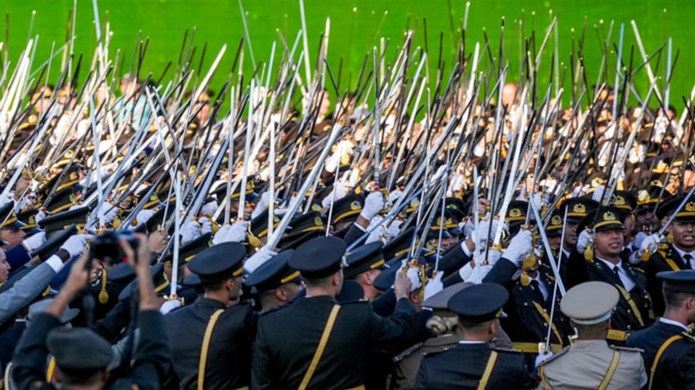 Kılıç çatmaya son ceza: Sürülen general bıraktı