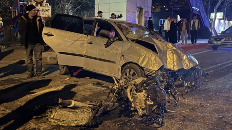 Otomobil aydınlatma direğine çarptı, 3 kişi yaralandı