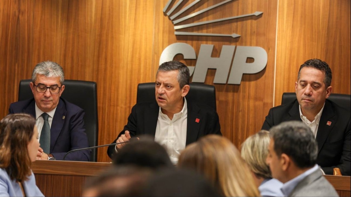 Özgür Özel, milletvekilleri ile bir araya geldi