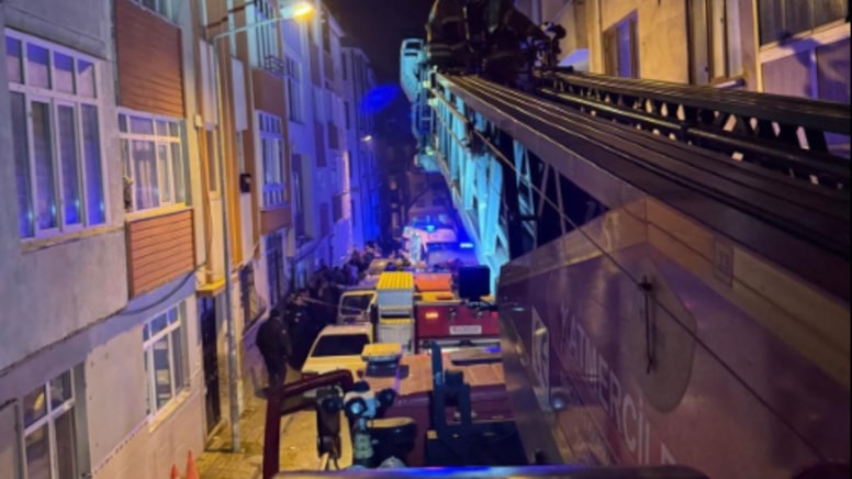 4 katlı binada yangın: 1 kişi öldü, 3'üncü kattan düşen itfaiye eri yaralandı