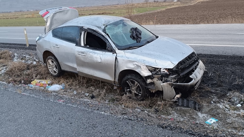 Kayseri'de otomobil refüje düştü: Yaralılar var