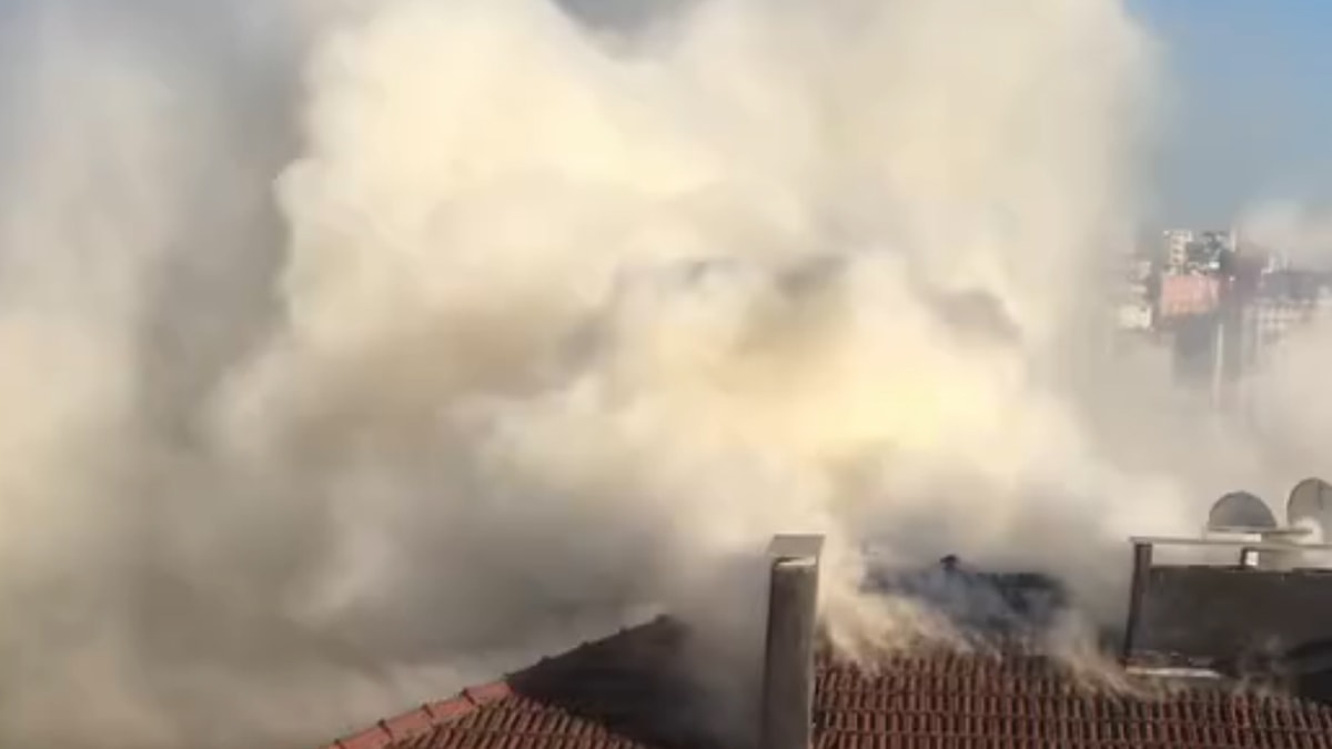 Kocaeli'de 4 katlı binanın çatısında yangın