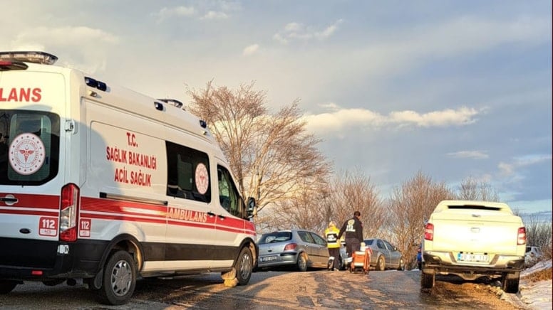 Hafif ticari araç uçuruma düştü: Ölü ve yaralılar var