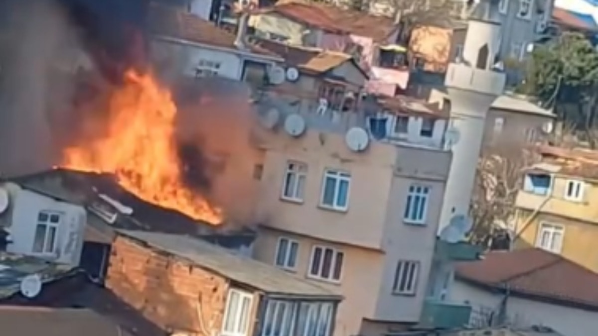 Beyoğlu'nda yangın paniği: Dumanlar gökyüzünü sardı