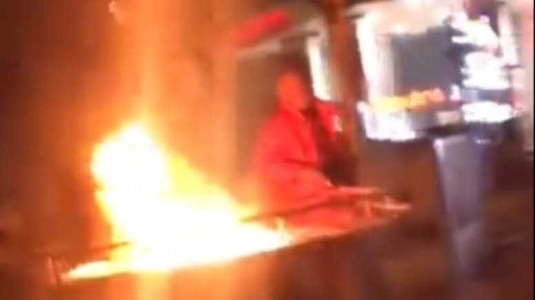 Ekmek teknesini göz göre göre ateşe verdi