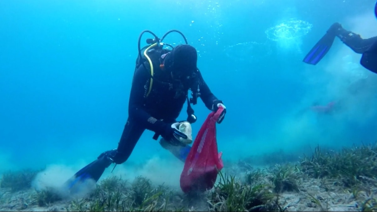 Denizlerden beş yılda 245 bin ton çöp toplandı