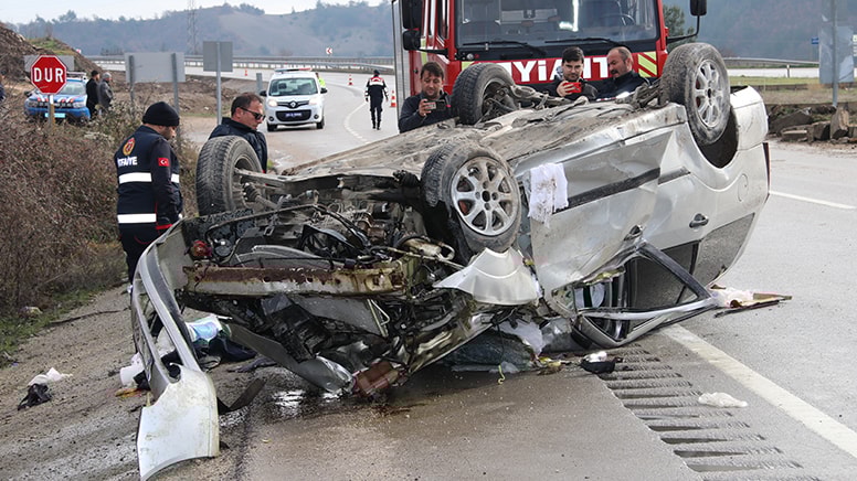 Amasya'da otomobil refüje çarparak devrildi, 4 kişi yaralandı