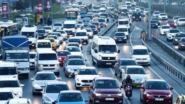 Kaza üstüne kaza! İstanbul'da trafik 3 noktadan kilitlendi