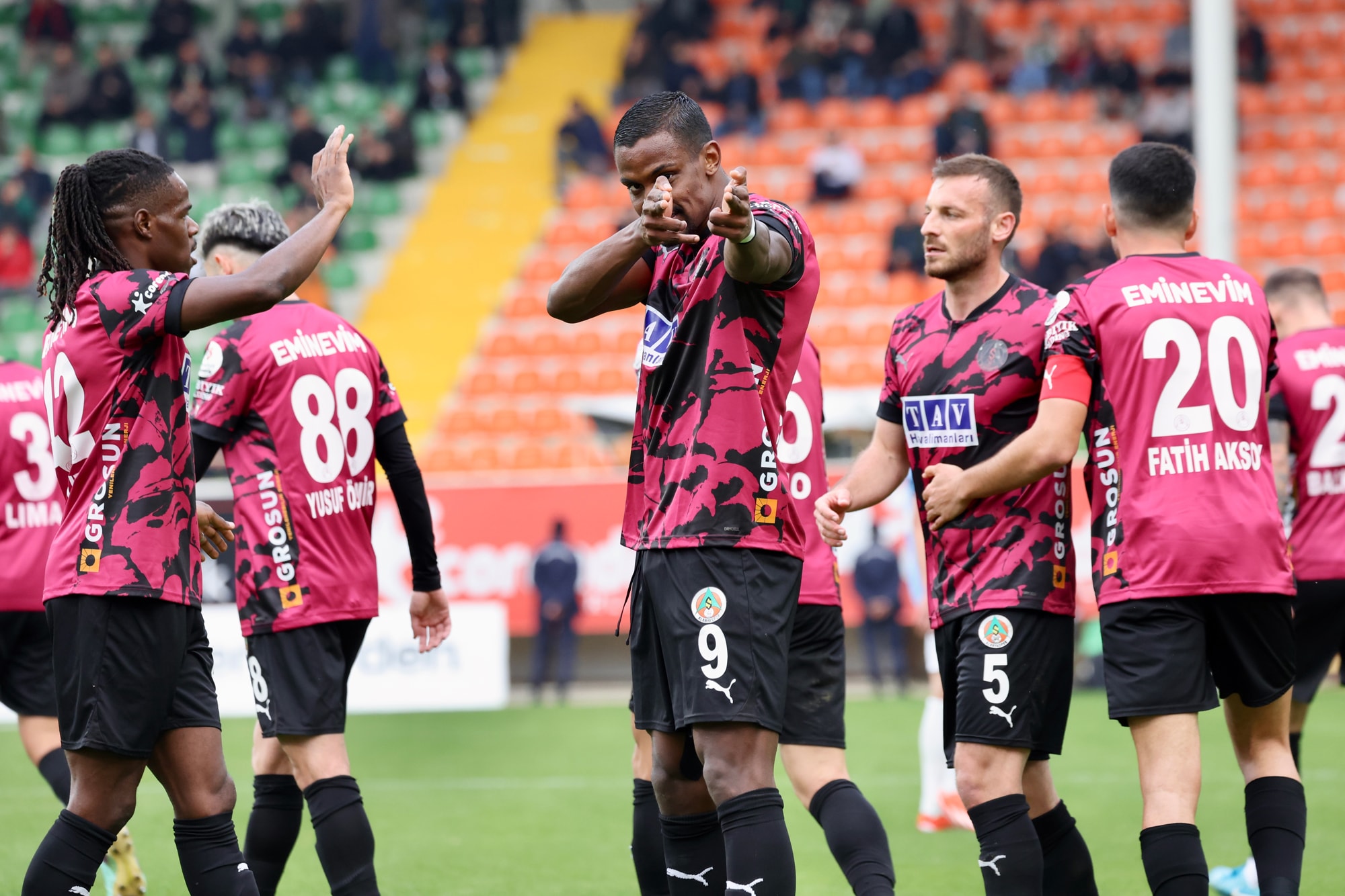 Alanyaspor ile Başakşehir arasında dokuz gollü maç