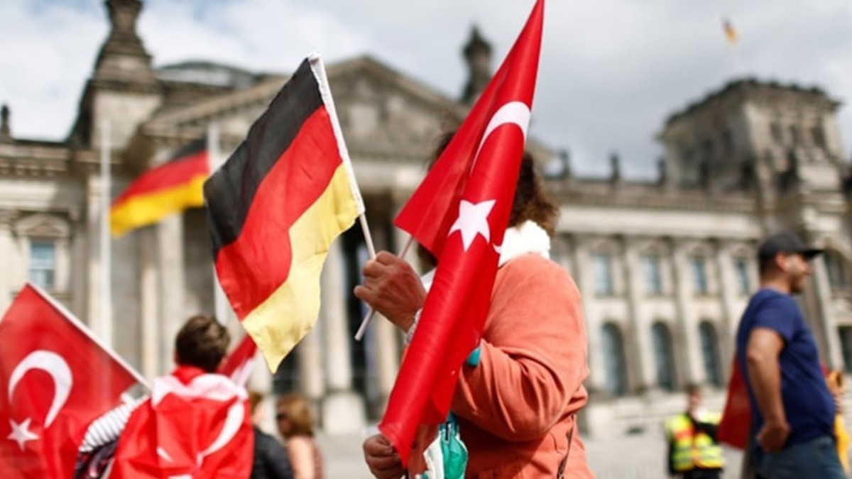 Almanya'da göç politikasında 'U' dönüşü: Kaçak Türklere kötü haber: Demir parmaklık onaylandı