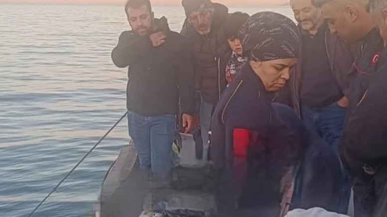 Denize düşen balıkçının imdadına arkadaşları yetişti